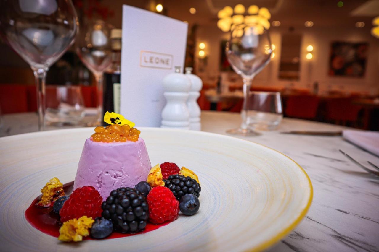 Lion & Swan Hotel Конглтон Экстерьер фото A dessert at Leoni